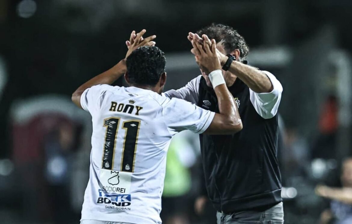 Rony destaca desempenho do Santos em vitória expressiva na Sul-Americana: "Tudo aconteceu de forma natural"