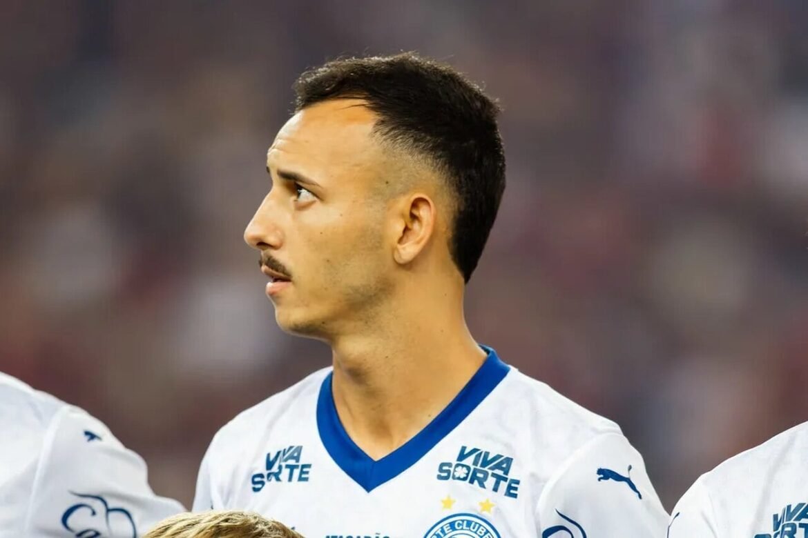 São Paulo anuncia a contratação do lateral-esquerdo Iago, mas enfrenta restrições de transferência.