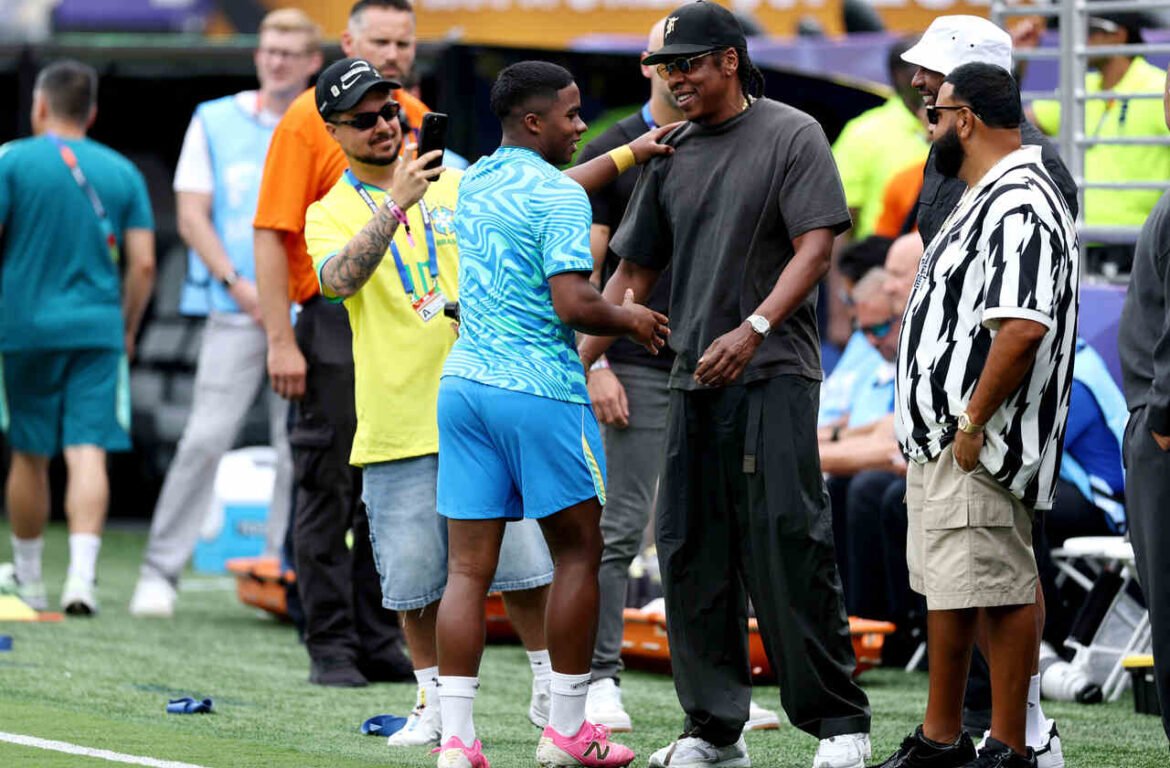 Seleção Brasileira Convoca Jogadores Famosos para Último Jogo da Copa