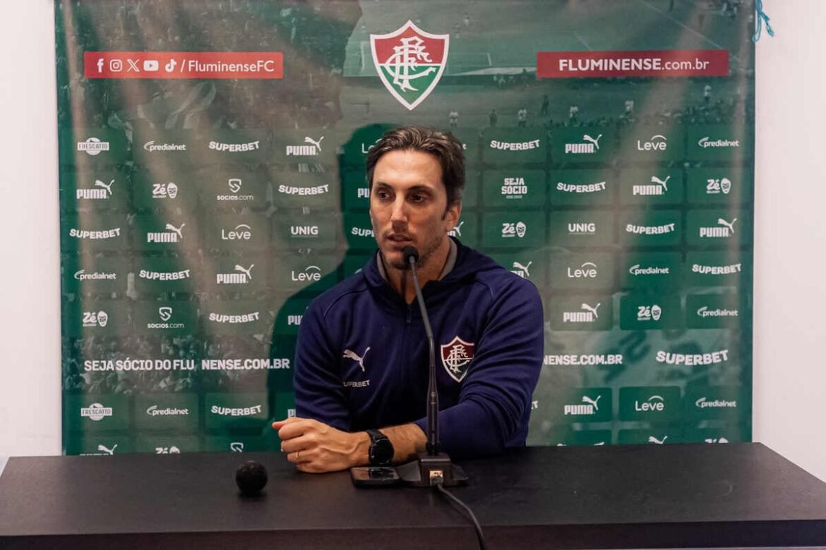 Técnico do Fluminense comenta empate e apoia Acosta: 'O essencial é manter a confiança'