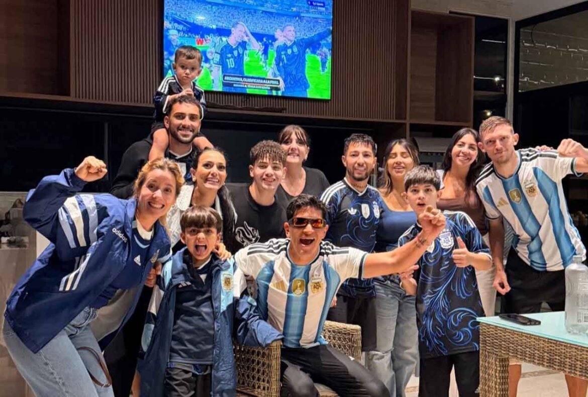 Torcedores argentinos do Fluminense comemoram vaga da seleção na final da Copa