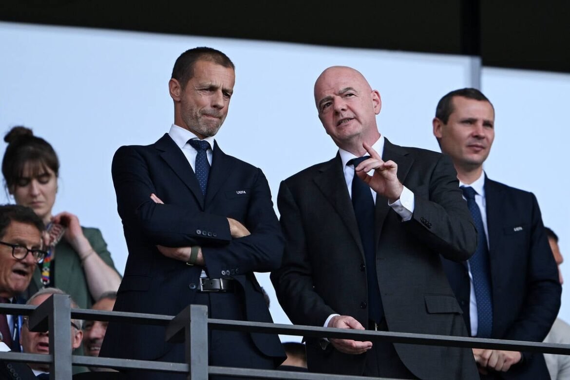 Uefa considera lançar seu próprio torneio mundial em meio a disputa com a Fifa, afirma reportagem.