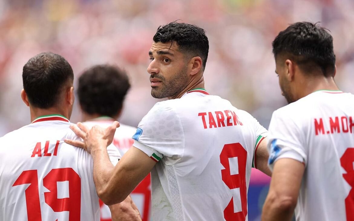 Vasco mira Mehdi Taremi, capitão da seleção iraniana na Copa, que não deseja atuar no Brasil.