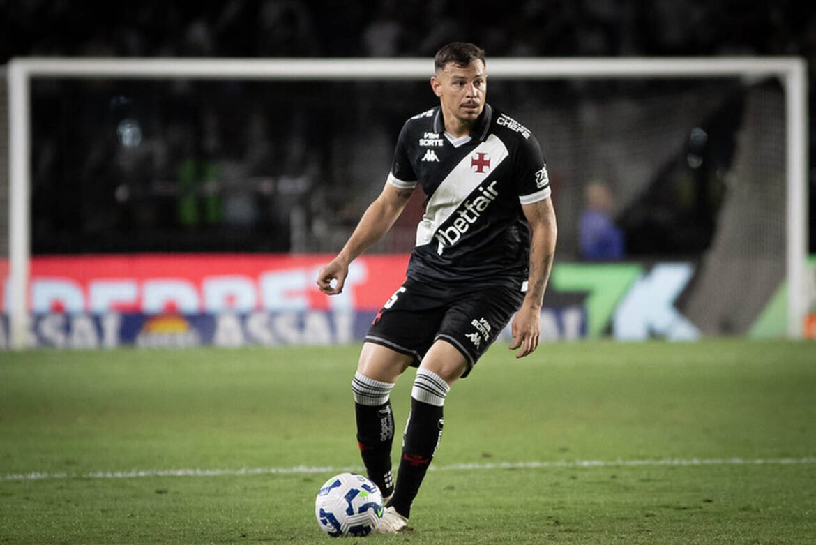 Vasco pode permitir a saída de Hugo Moura para equipe treinada por Fábio Carille