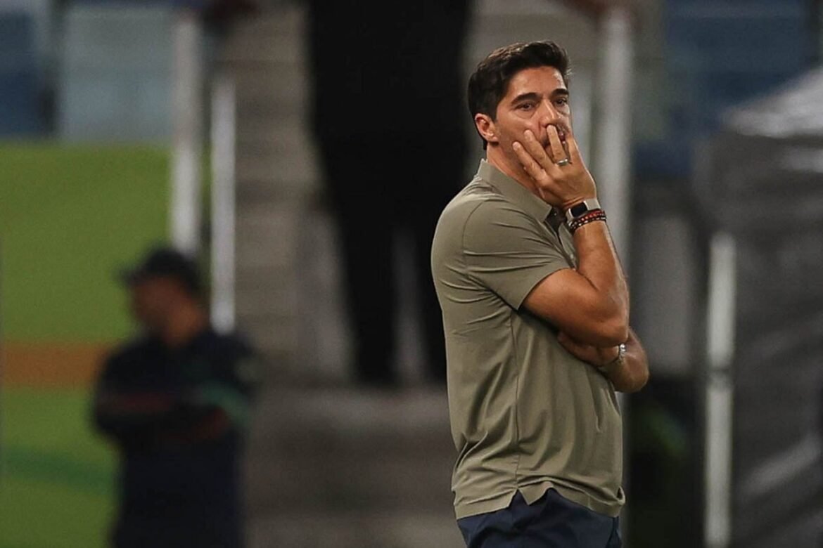 Abel avalia competição por vagas no Palmeiras: 'A titularidade é definida pelo desempenho'