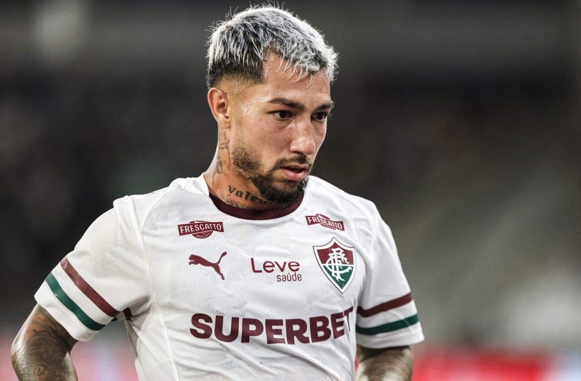 Acosta, jogador do Fluminense, enfrenta partida crucial contra o Vasco sob risco de suspensão