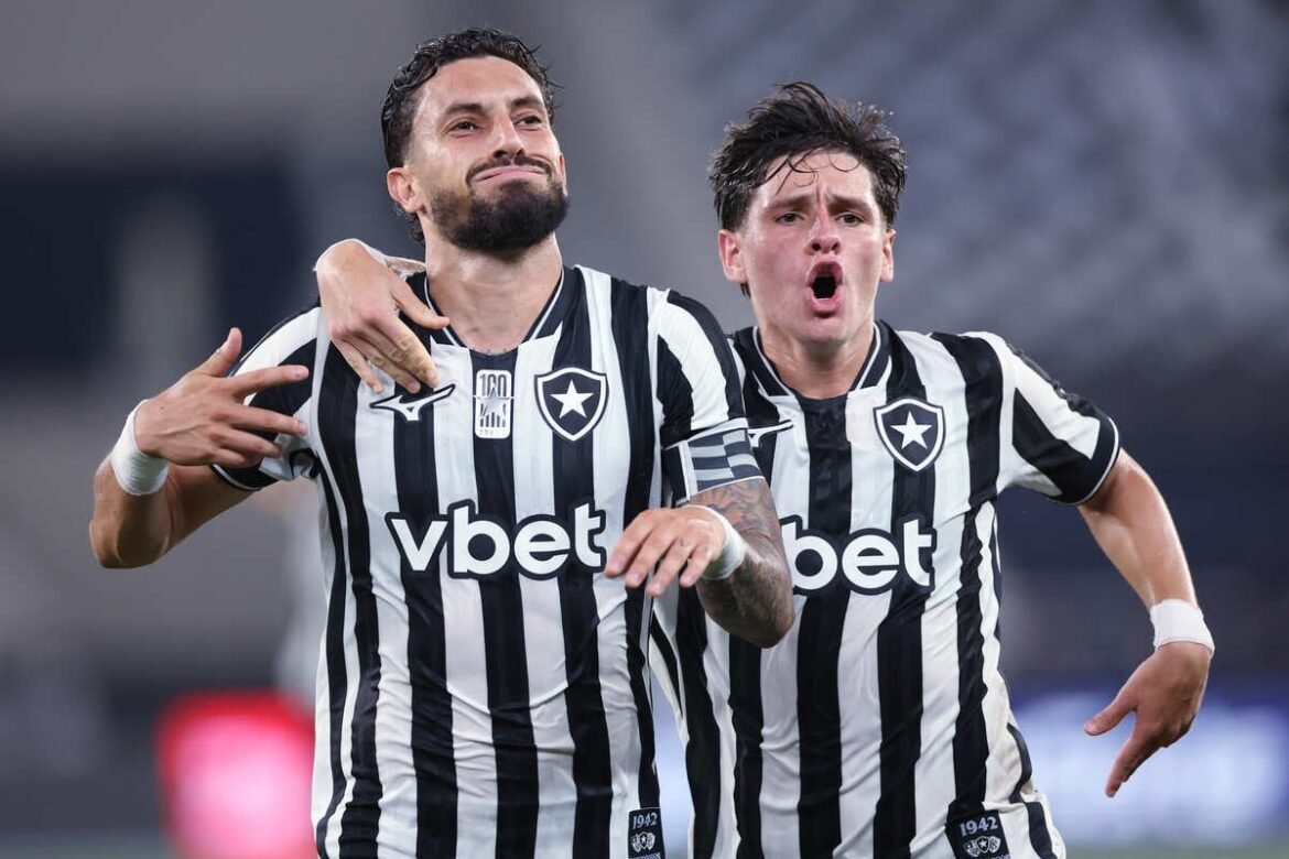 Alex Telles comemora renovação contratual e gol de falta em jogo decisivo