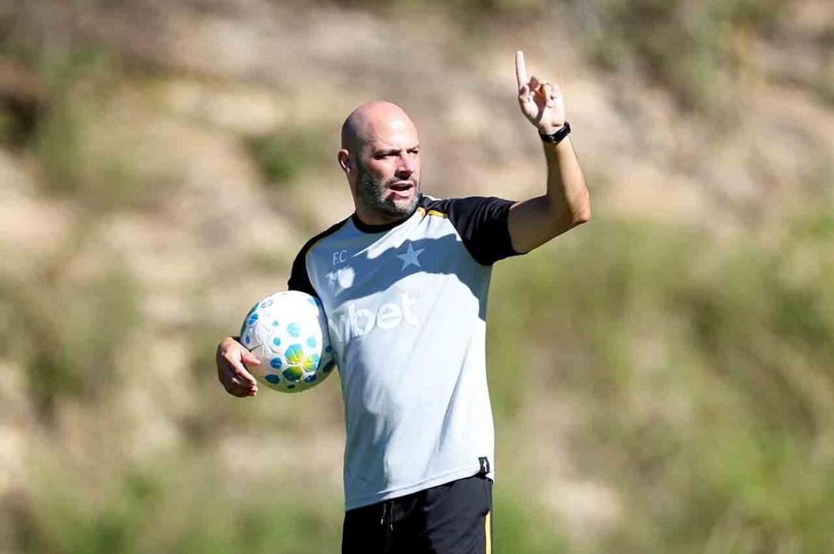 Botafogo observa o mercado e foca na contratação de zagueiros para encerrar a janela de transferências.