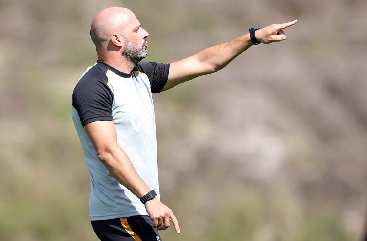 Botafogo realiza treino aberto e Franclim enfatiza a relevância de vencer o clássico