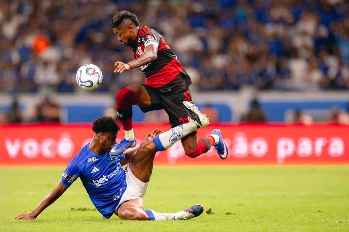 Bruno Henrique, jogador do Flamengo, comenta sobre inchaço após falta pesada.