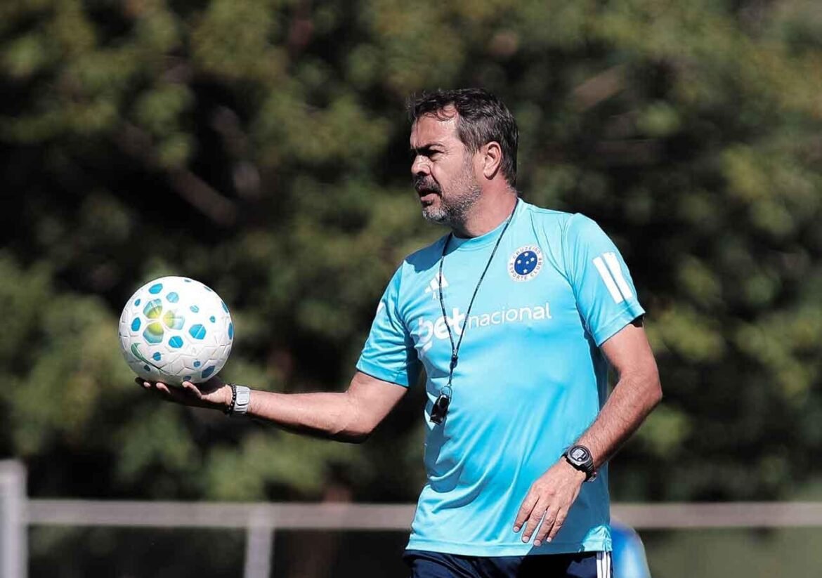 Cruzeiro enfrenta problemas no ataque e recebe reforços para o confronto contra o Corinthians