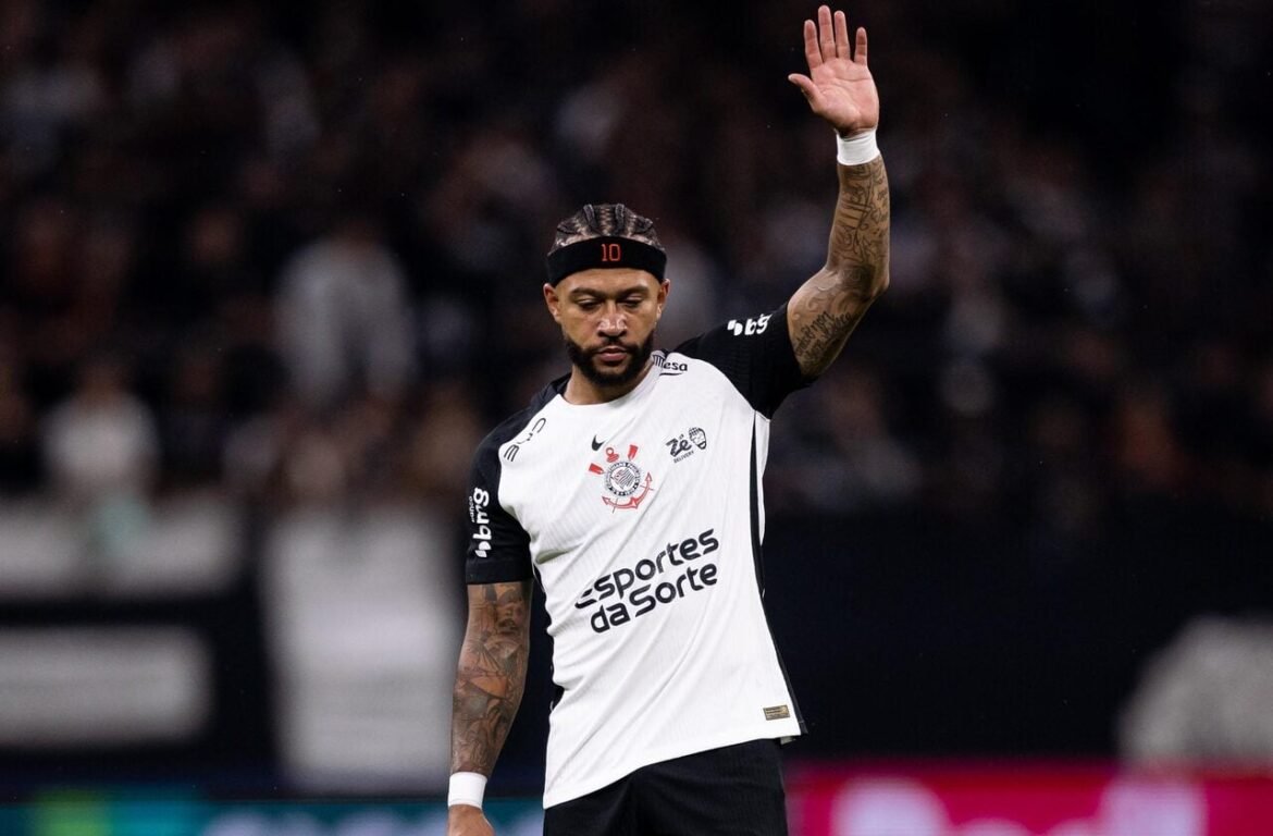 Depay está prestes a renovar com o Corinthians e desembarca no Brasil nesta terça-feira