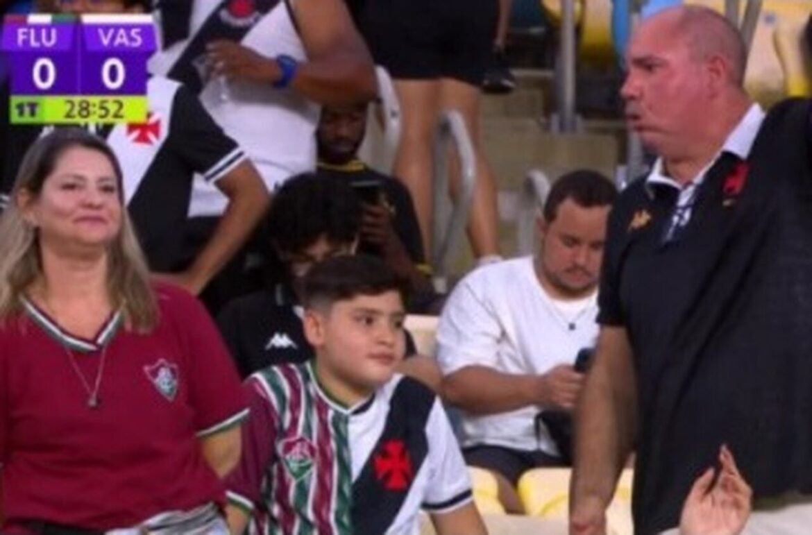 Garoto com camisa mista de Fluminense e Vasco faz sucesso no Maracanã