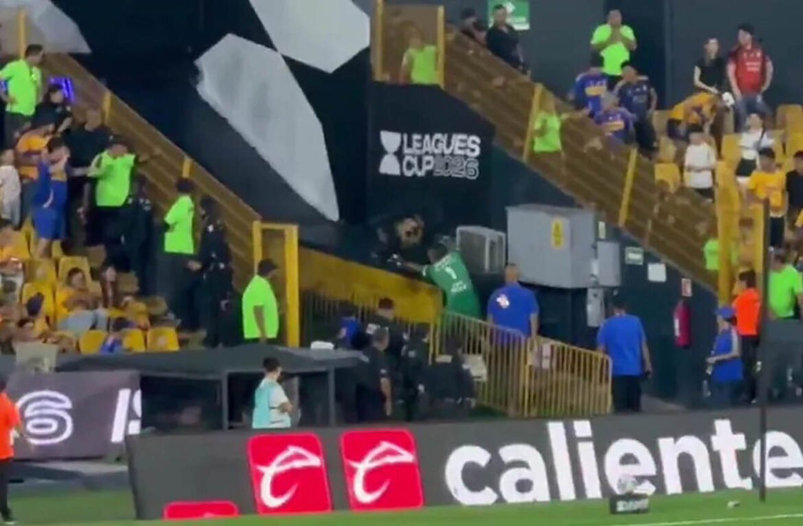 Goleiro é expulso após agredir árbitro e tem ataque de fúria em campo