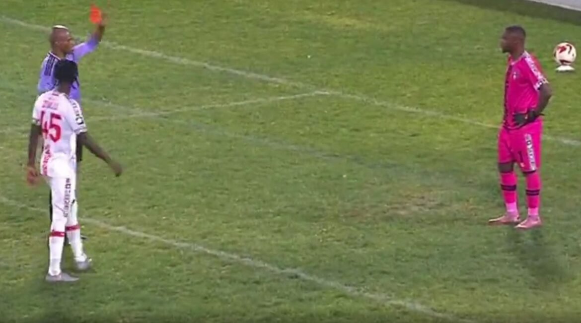 Goleiro é expulso após confusão com as marcações do campo na África do Sul