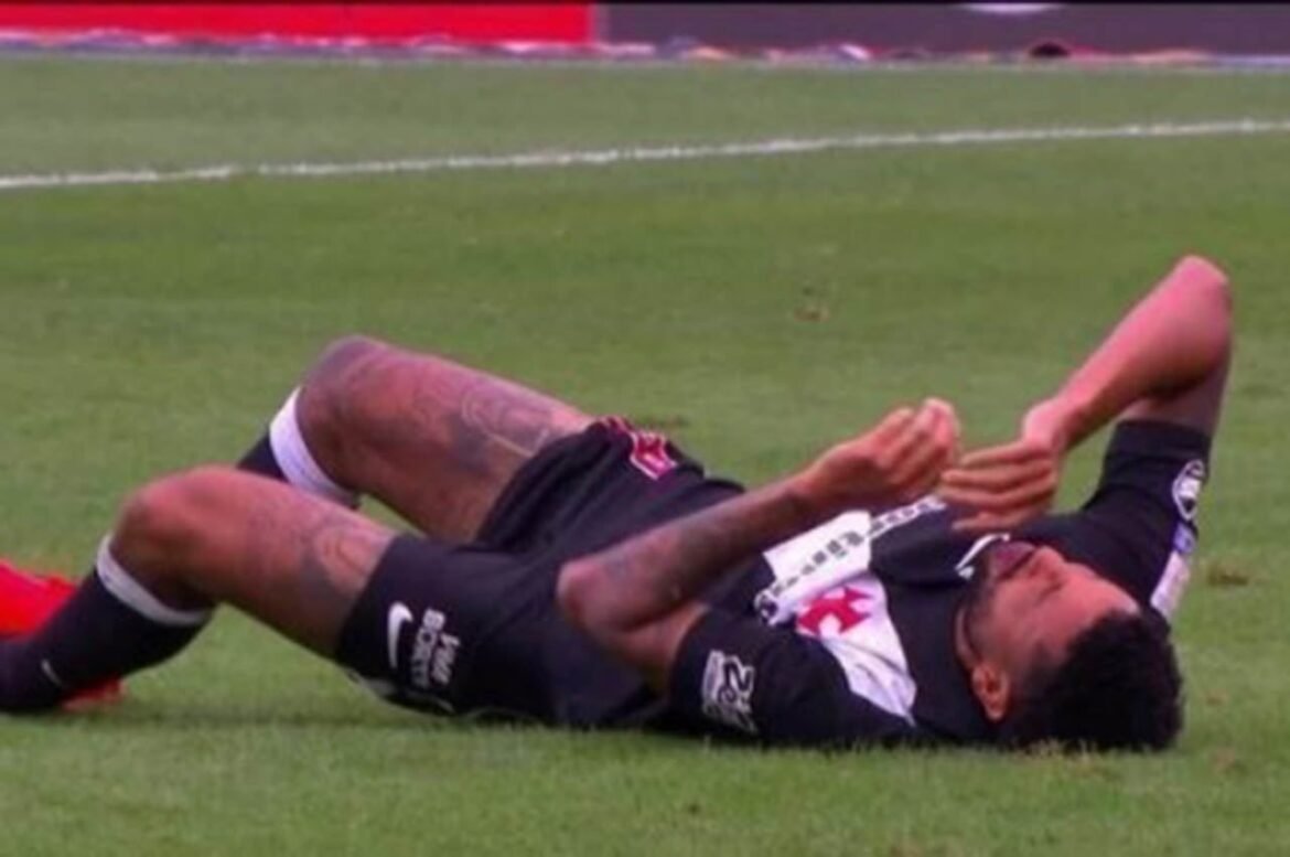Jair se machuca na coxa e ficará fora do Vasco por mais de um mês