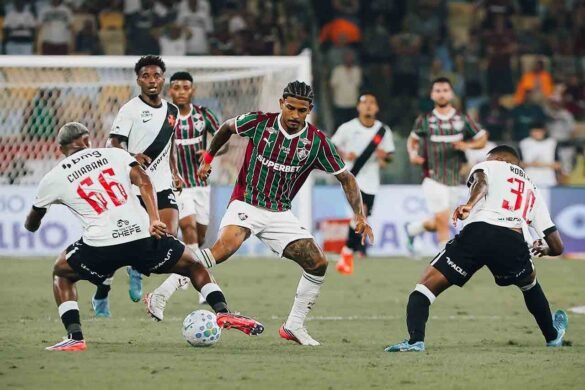 John Kennedy sai do campo em lágrimas, gerando preocupação no Fluminense