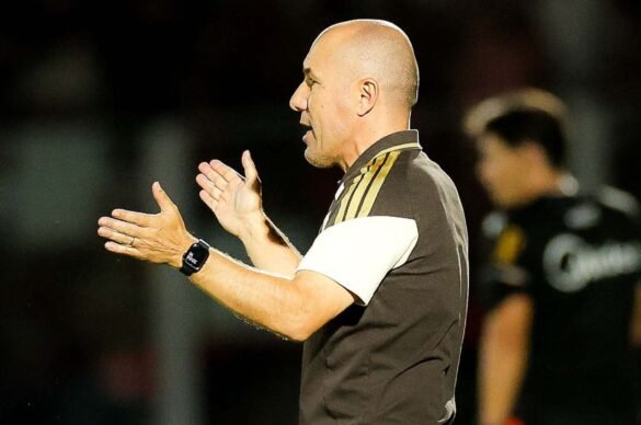 Leonardo Jardim comenta a conquista do Flamengo: "Foi nosso momento"