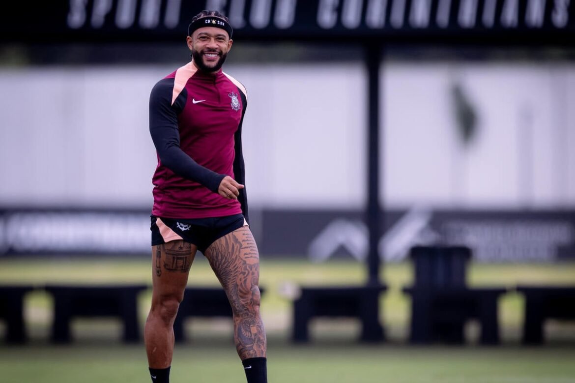 Memphis Depay é aprovado em exames e se aproxima de renovação com o Corinthians