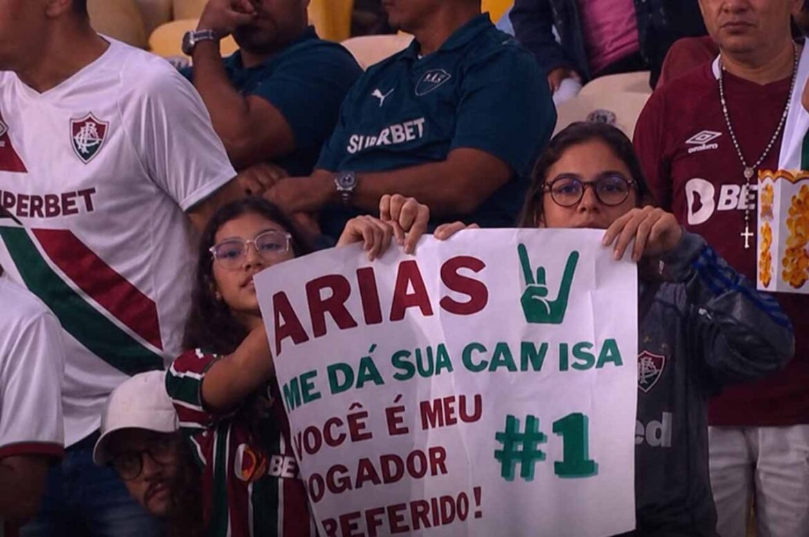 Torcedoras do Fluminense fazem sucesso nas redes com cartaz em homenagem a Arias