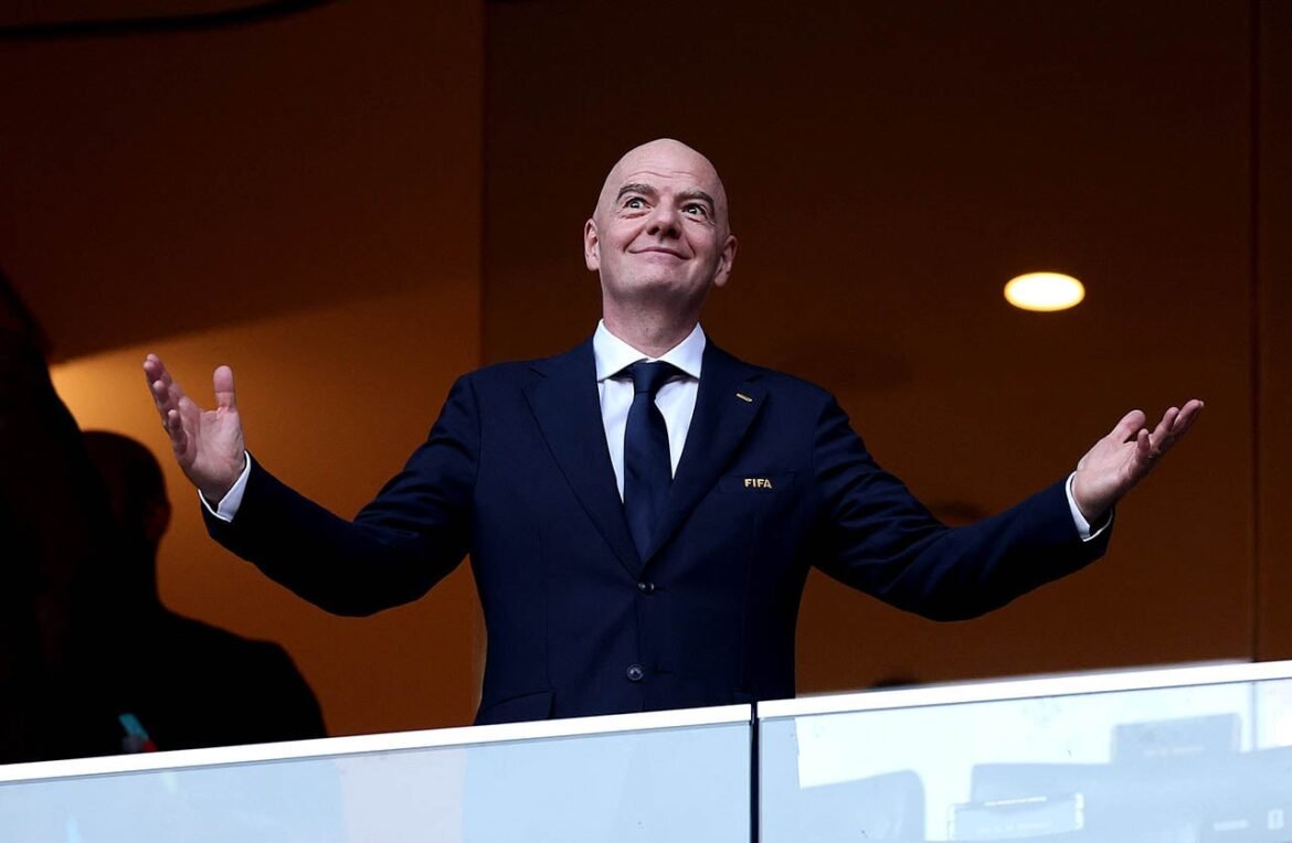 Uefa avalia criação de torneio global de seleções sem a participação da Fifa, segundo reportagem.